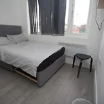 Douglas House 4 Bed Home - Parking - Wifi - Close Heathrow Airport