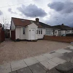 Douglas House 4 Bed Home - Parking - Wifi - Close Heathrow Airport
