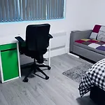 Douglas House 4 Bed Home - Parking - Wifi - Close Heathrow Airport