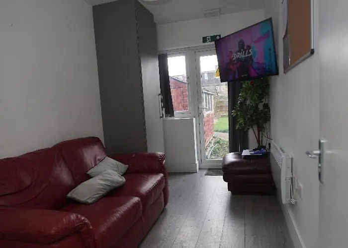 Douglas House 4 Bed Home - Parking - Wifi - Close Heathrow Airport