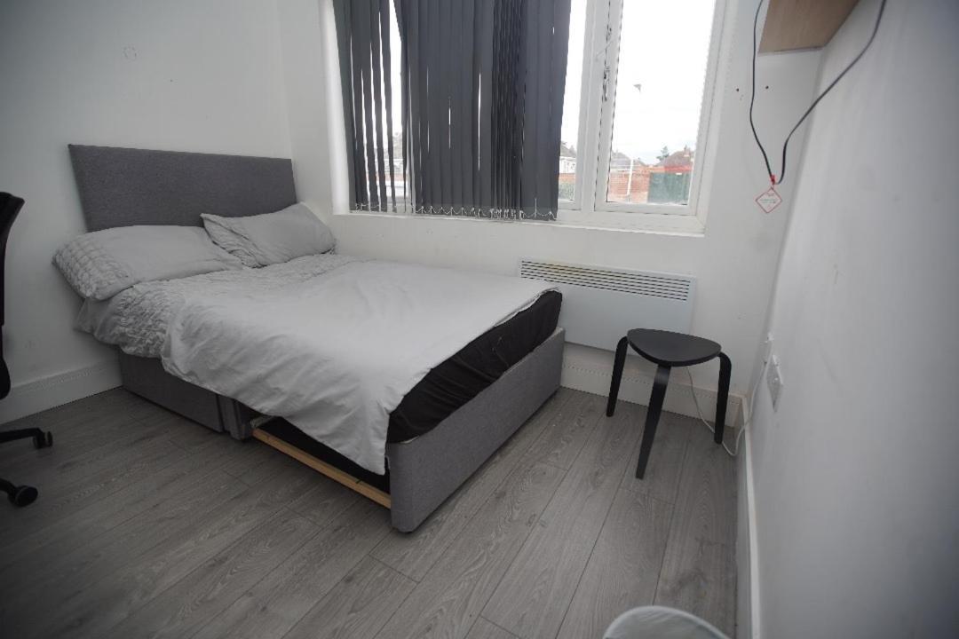 Douglas House 4 Bed - Parking - Wifi - Close Heathrow Airport London