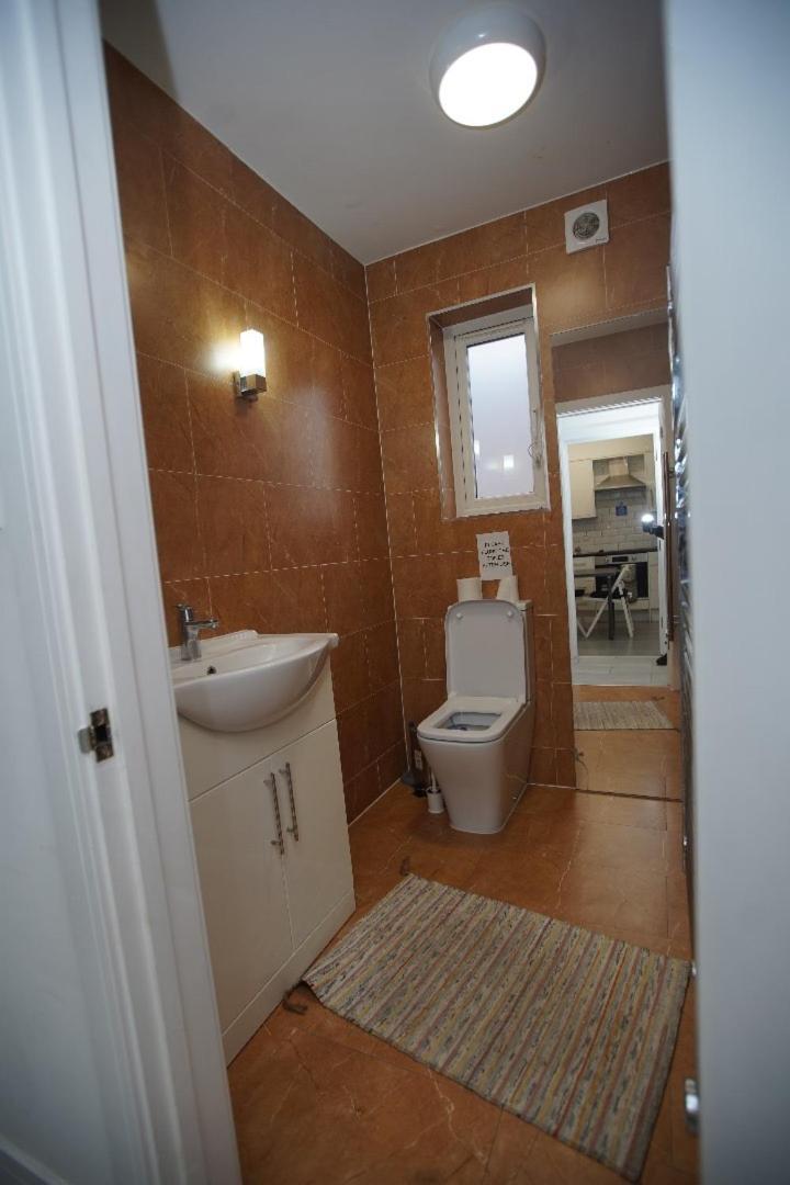 Douglas House 4 Bed - Parking - Wifi - Close Heathrow Airport Holiday home *