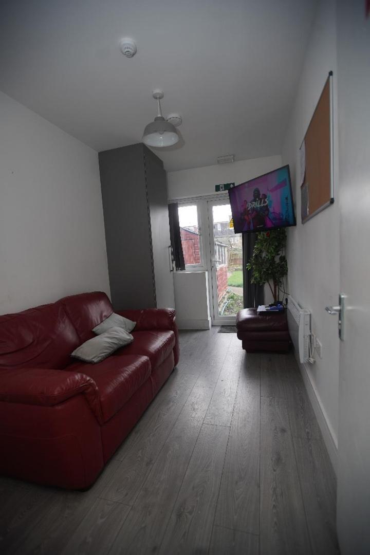 Douglas House 4 Bed - Parking - Wifi - Close Heathrow Airport London
