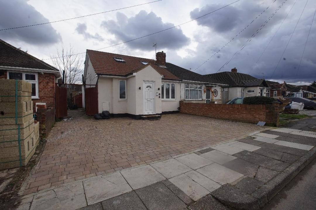 Douglas House 4 Bed - Parking - Wifi - Close Heathrow Airport