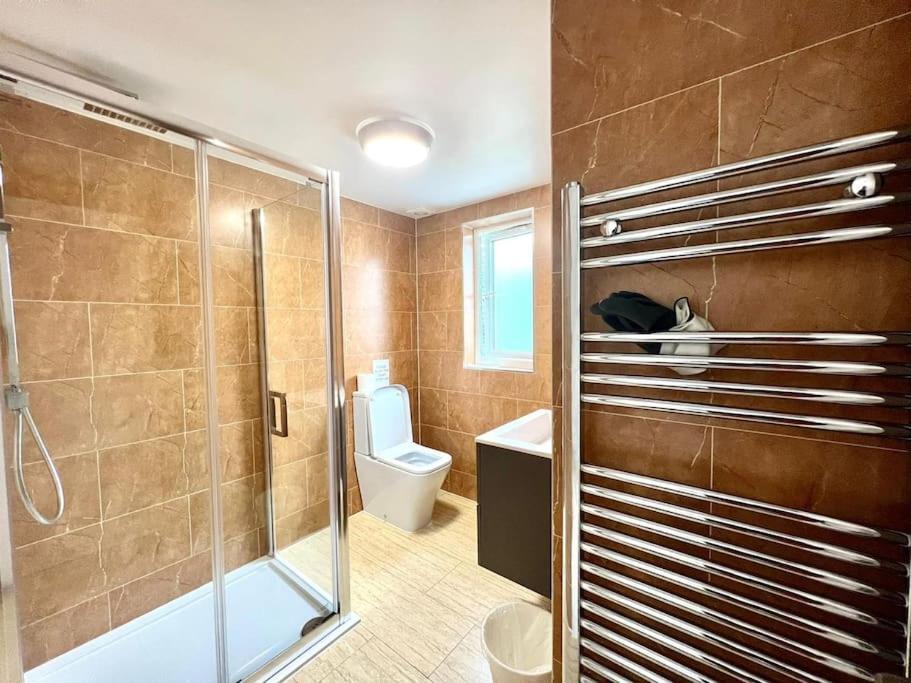 Holiday home Douglas House 4 Bed - Parking - Wifi - Close Heathrow Airport