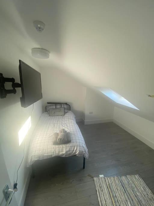 Holiday home Douglas House 4 Bed - Parking - Wifi - Close Heathrow Airport *
