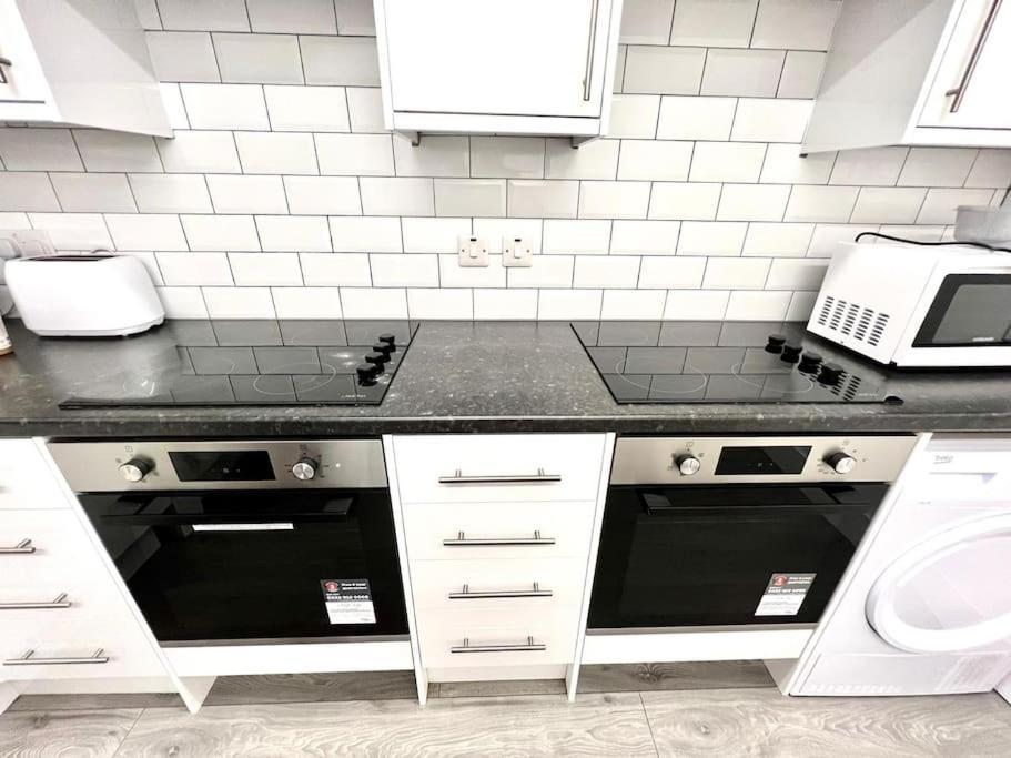 Holiday home Douglas House 4 Bed - Parking - Wifi - Close Heathrow Airport London