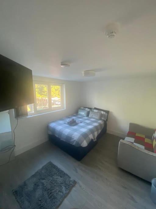 Douglas House 4 Bed - Parking - Wifi - Close Heathrow Airport London