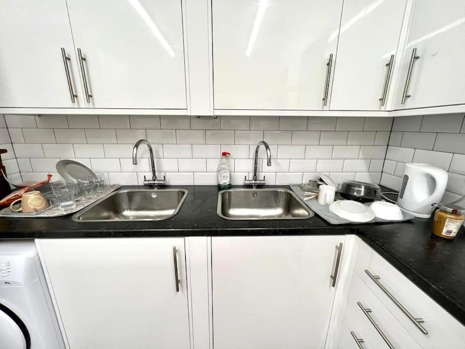 Douglas House 4 Bed - Parking - Wifi - Close Heathrow Airport * London