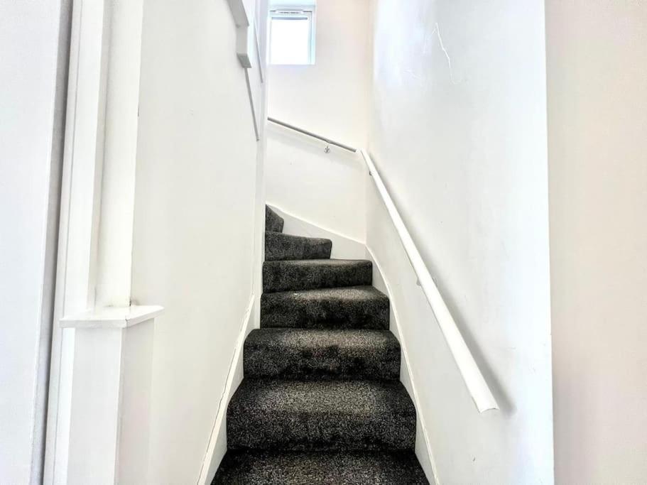 Douglas House 4 Bed - Parking - Wifi - Close Heathrow Airport Holiday home