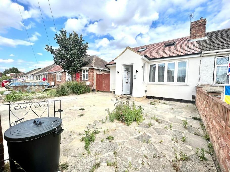 Douglas House 4 Bed - Parking - Wifi - Close Heathrow Airport Holiday home *