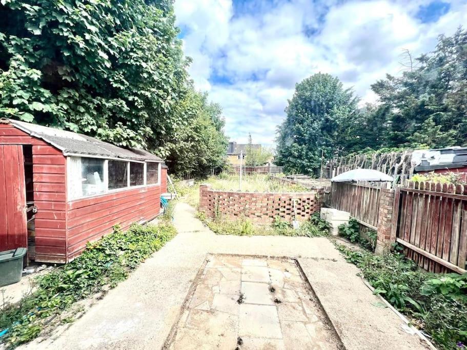 Douglas House 4 Bed - Parking - Wifi - Close Heathrow Airport