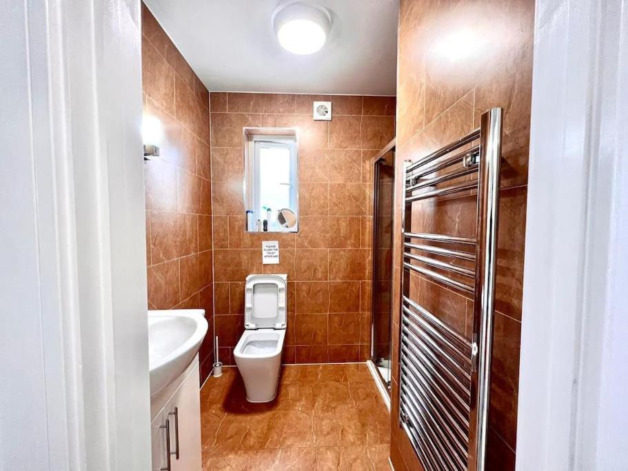 Douglas House 4 Bed - Parking - Wifi - Close Heathrow Airport Holiday home