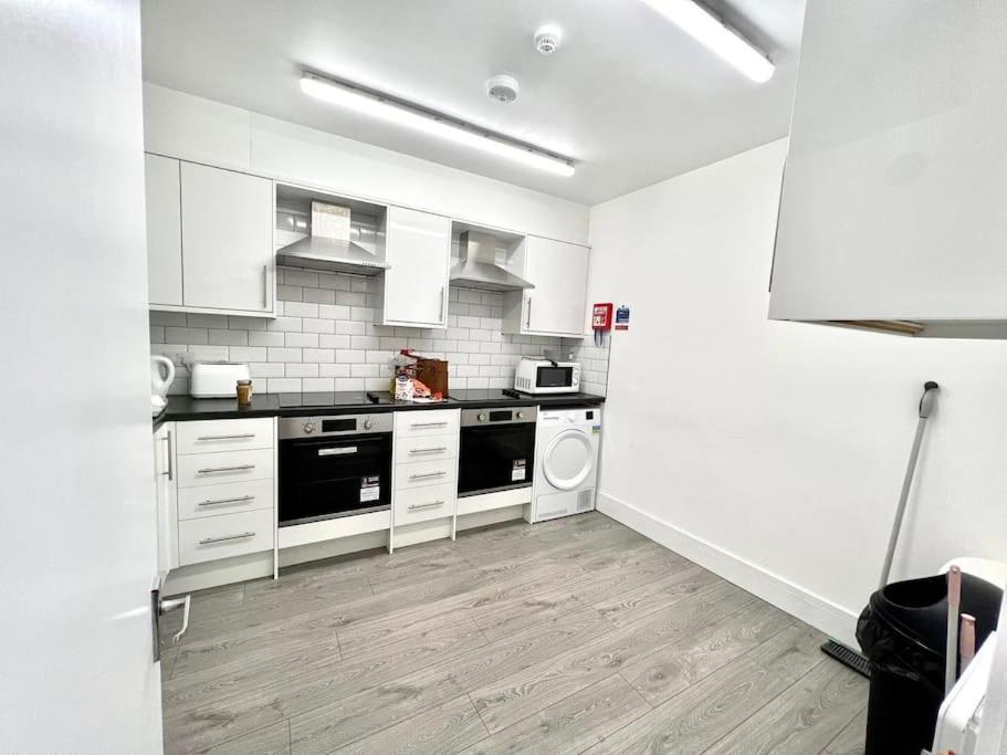 Holiday home Douglas House 4 Bed - Parking - Wifi - Close Heathrow Airport *