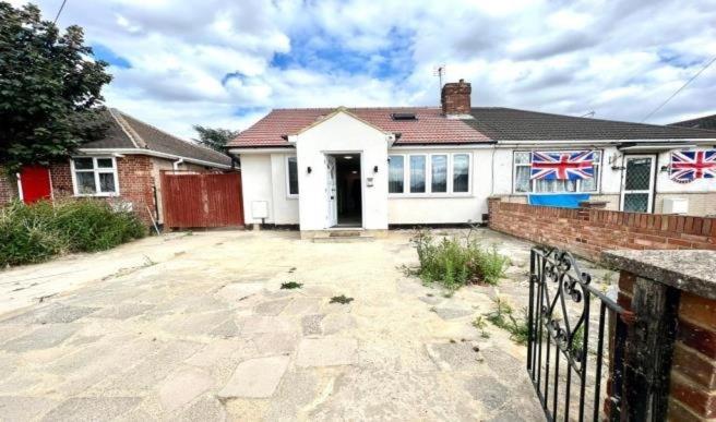 Holiday home Douglas House 4 Bed - Parking - Wifi - Close Heathrow Airport *