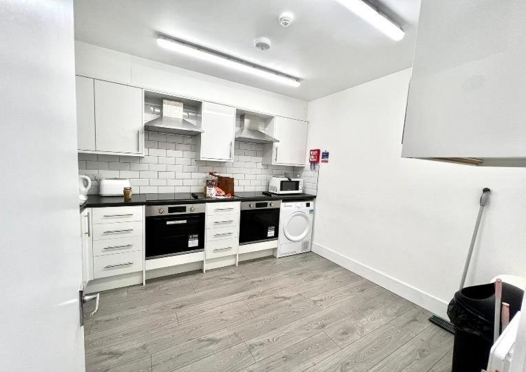 Douglas House 4 Bed - Parking - Wifi - Close Heathrow Airport
