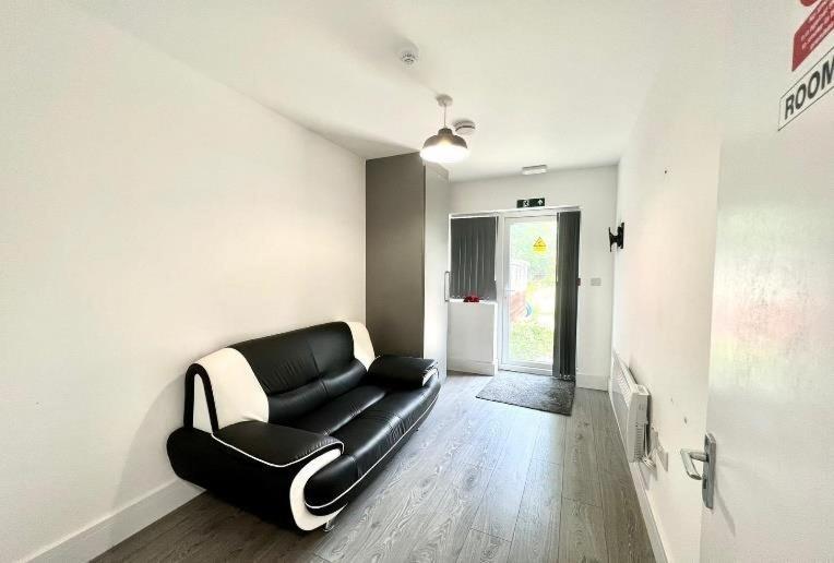 Holiday home Douglas House 4 Bed - Parking - Wifi - Close Heathrow Airport *