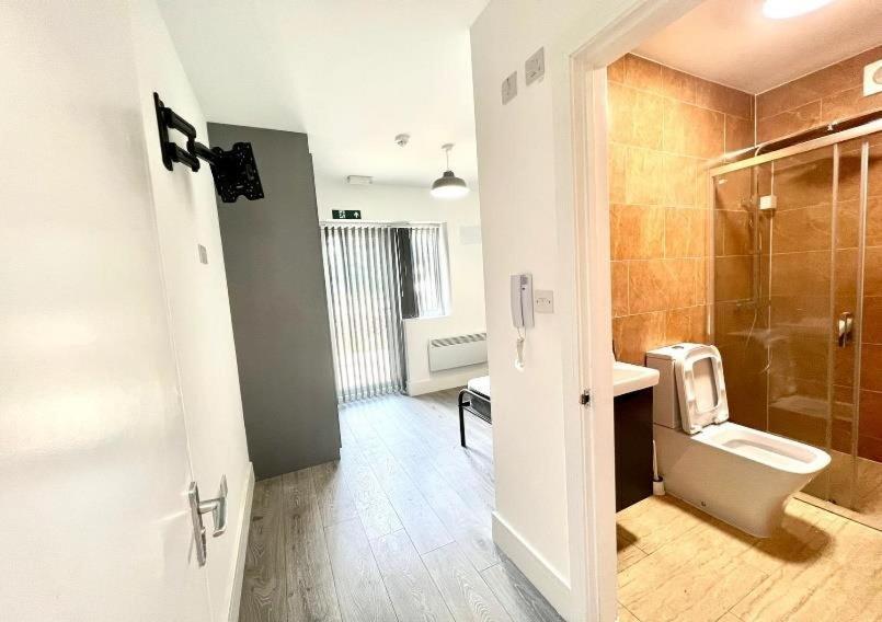 Douglas House 4 Bed - Parking - Wifi - Close Heathrow Airport Holiday home