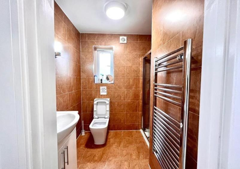 Holiday home Douglas House 4 Bed - Parking - Wifi - Close Heathrow Airport *