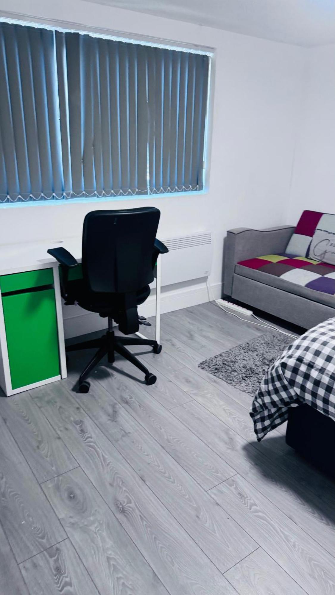 Douglas House 4 Bed - Parking - Wifi - Close Heathrow Airport * London