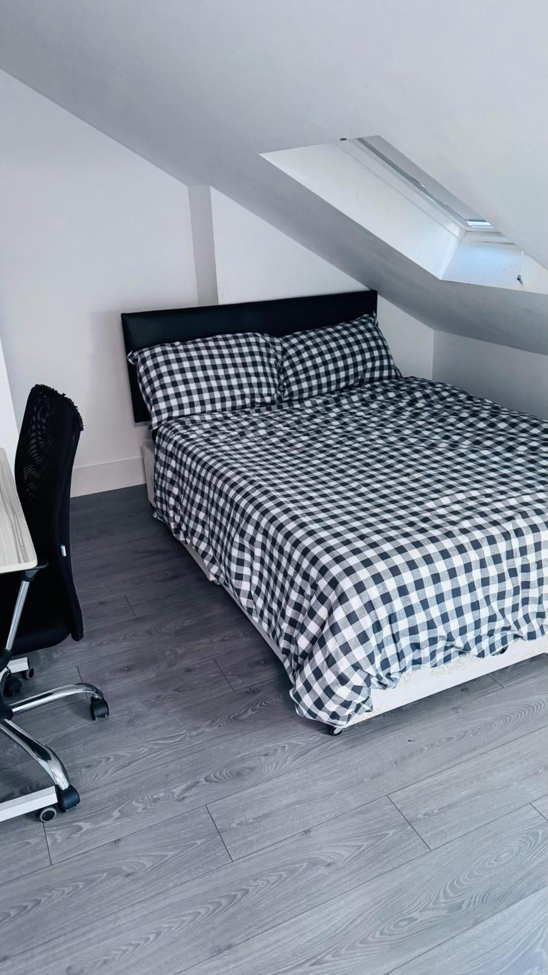 Douglas House 4 Bed - Parking - Wifi - Close Heathrow Airport Holiday home London